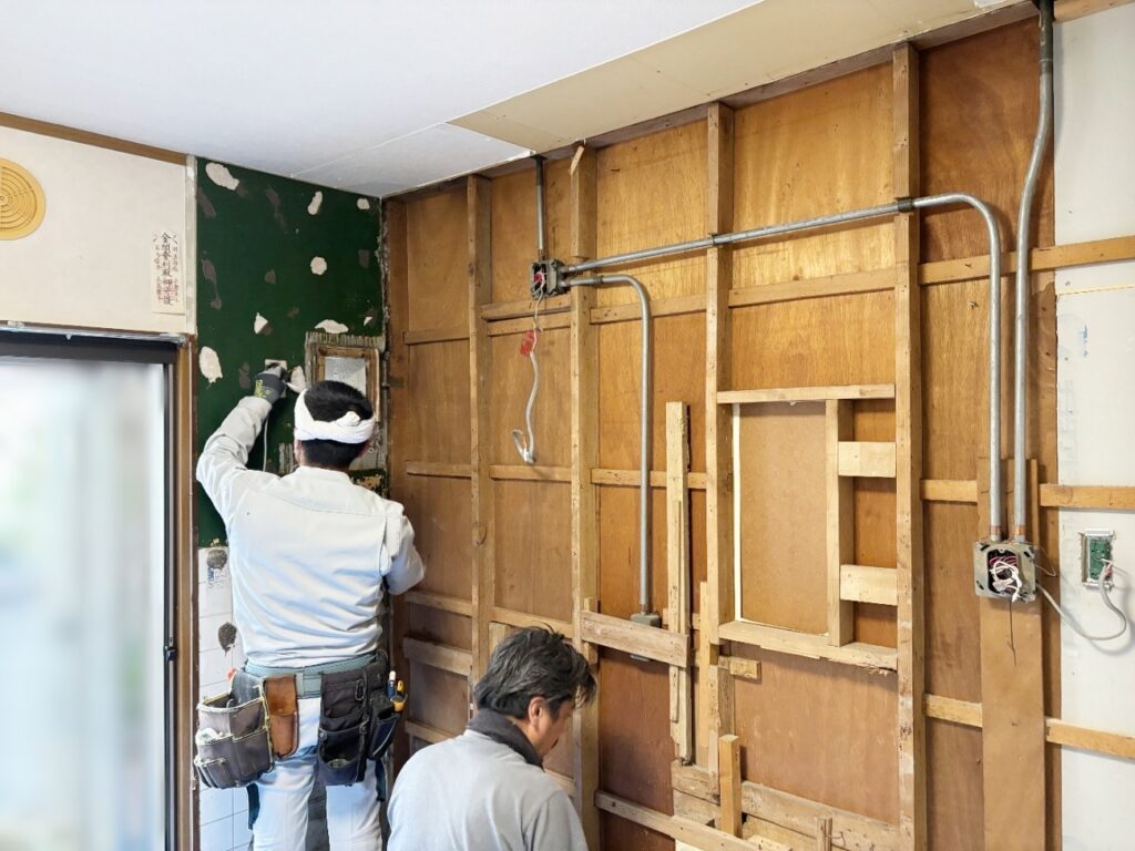 壁を解体しています。