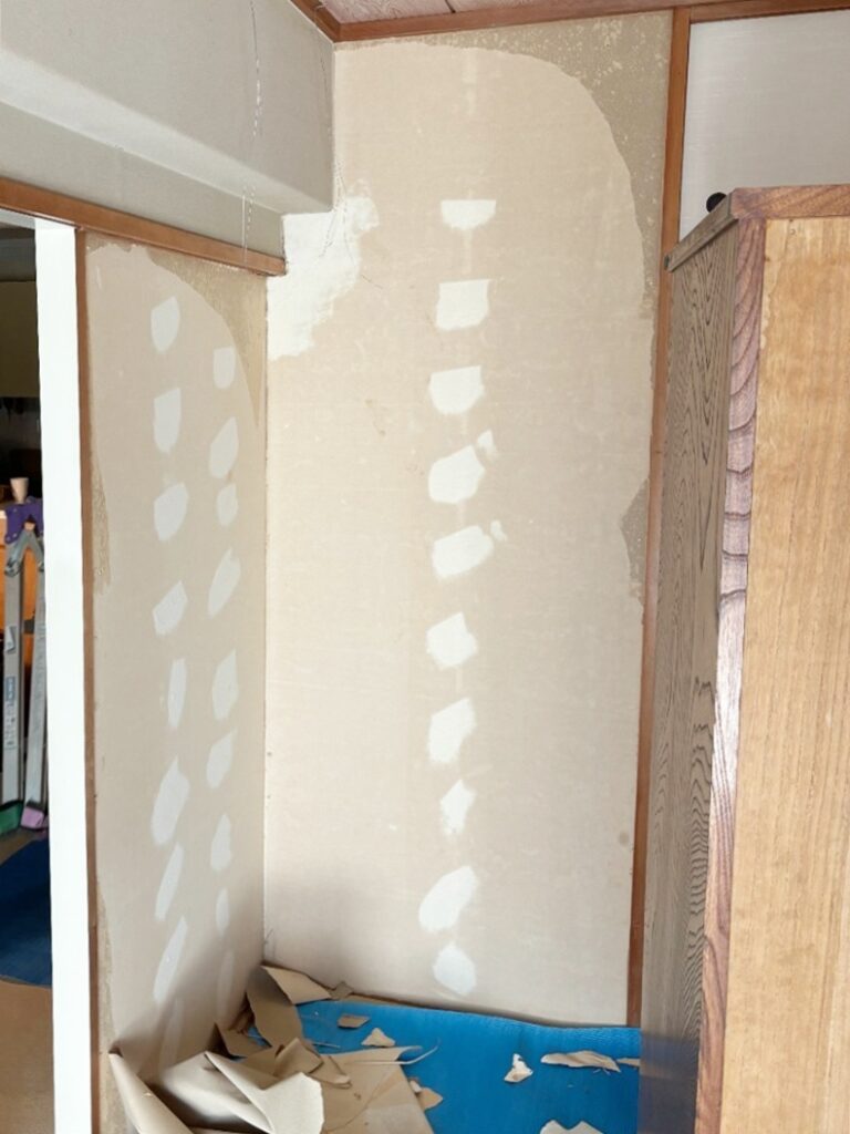 和室の既存ｸﾛｽを剥がし、下地をﾊﾟﾃで補修しました。