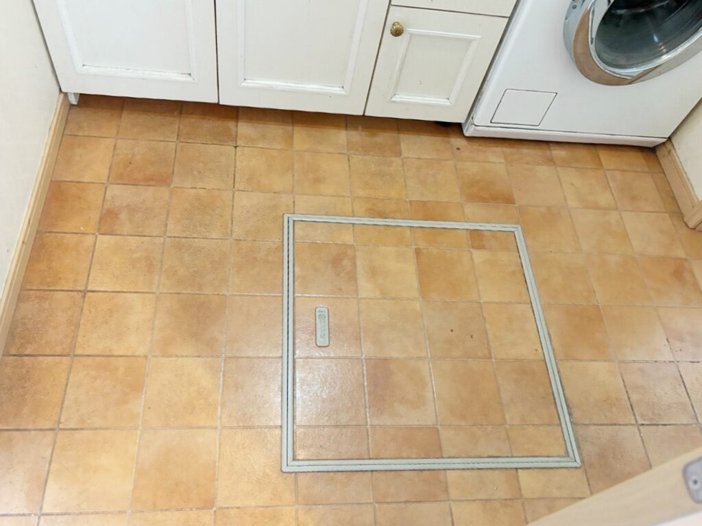 床のｸｯｼｮﾝﾌﾛｱを貼り替えます。