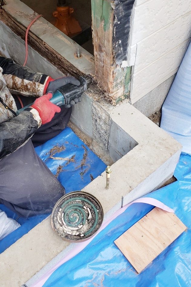 増築部分の柱を撤去しています。傷みが激しいです。