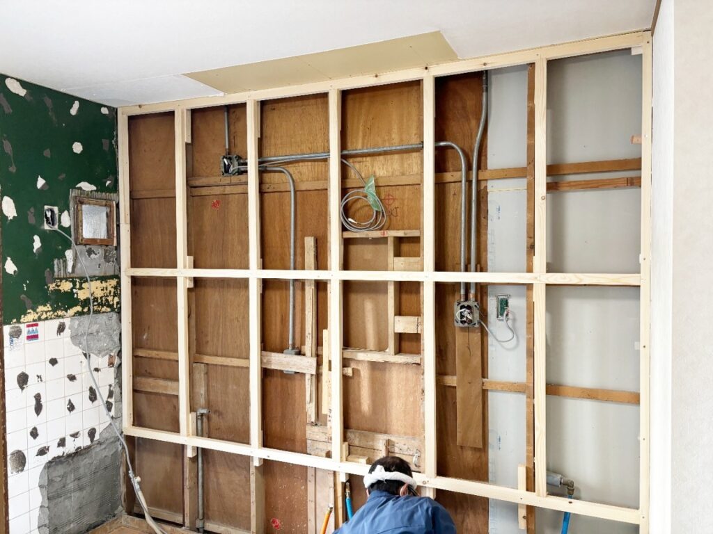 壁の下地を作成しています。