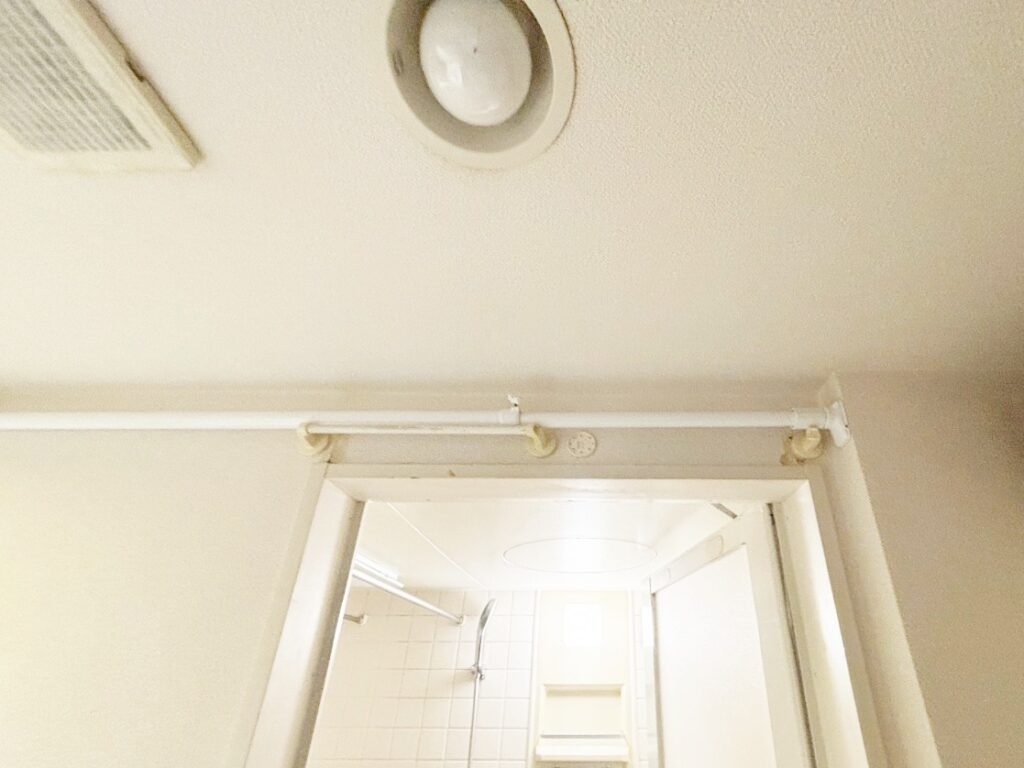 ﾄﾞｱ上の突っ張り棒はｽﾃﾝﾚｽ製のﾊﾝｶﾞｰﾊﾟｲﾌﾟに取り替えます。