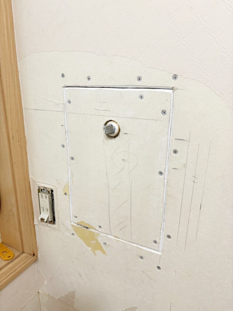 壁の穴を塞ぎました。