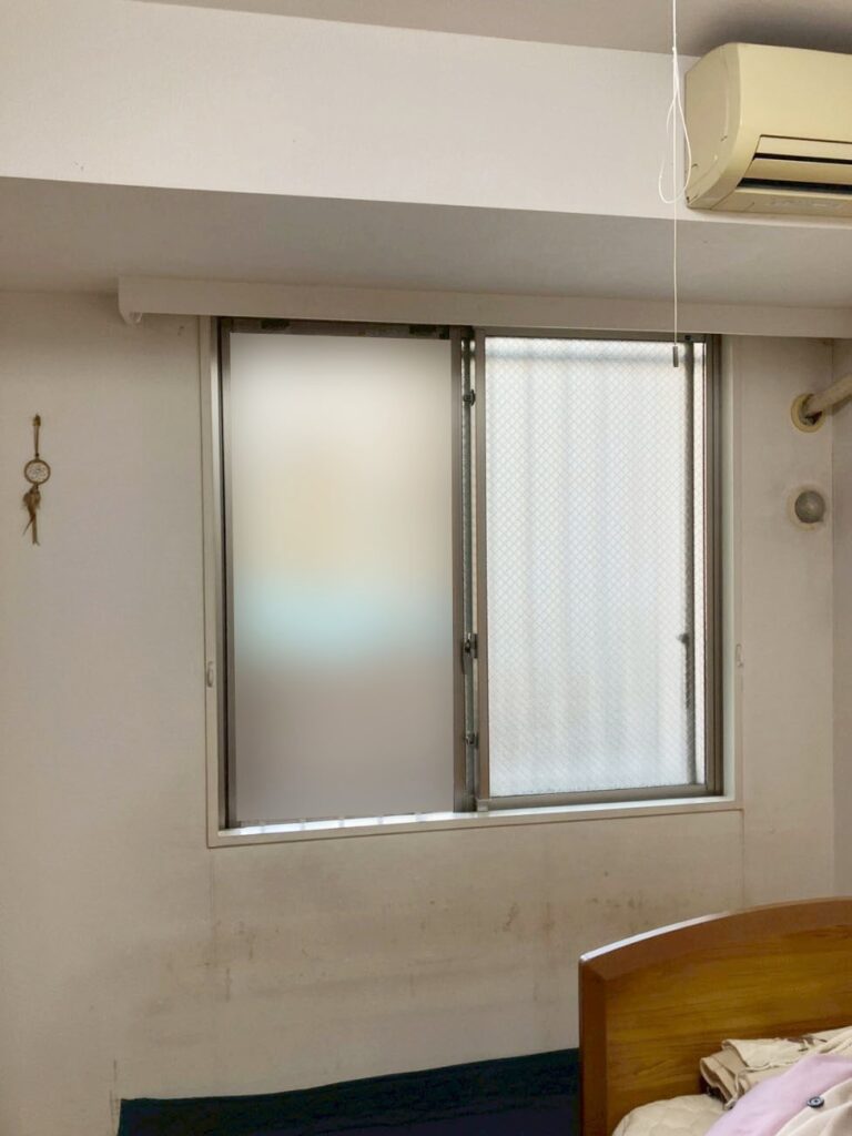 窓には内窓を設置します。