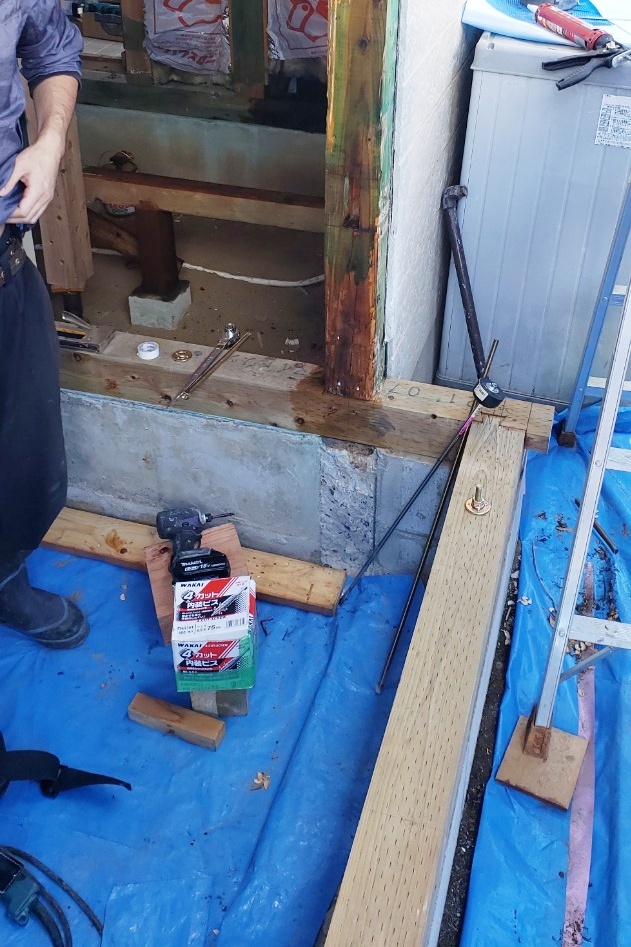 増築部分の木材を組んでいきます。