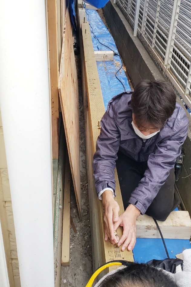 増築部分の木材を組んでいきます。