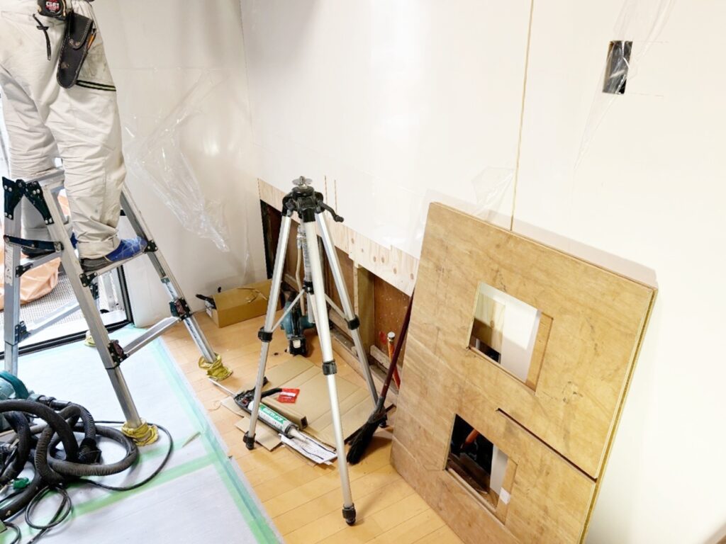 ｷｯﾁﾝﾊﾟﾈﾙを貼っています。