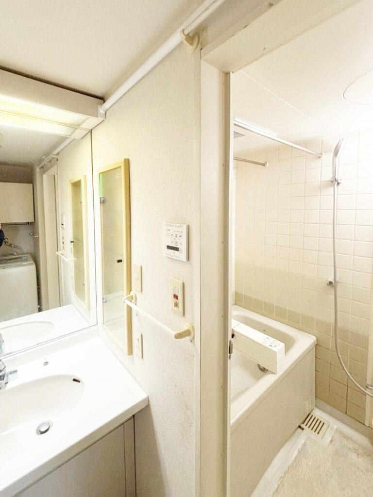 浴室側の壁のｸﾛｽは貼り替えます。