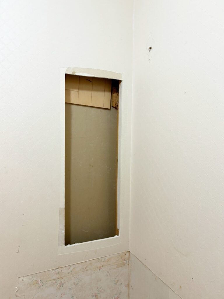 洗面台横の壁面収納を撤去しました。