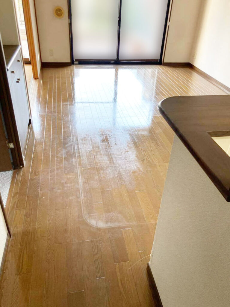 ﾘﾋﾞﾝｸﾞのﾌﾛｰﾘﾝｸﾞは傷みがみられました。