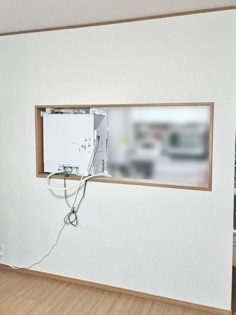 向かって左側にあるのが、卓上食洗機です。