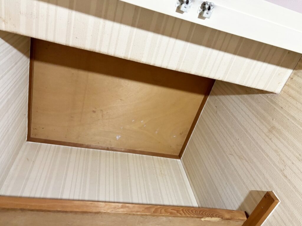 ﾘﾋﾞﾝｸﾞ物入内の天井・壁のｸﾛｽを貼り替えます。