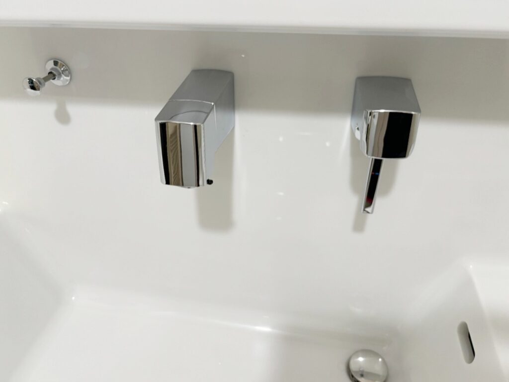 洗面台もﾚﾊﾞｰで簡単にお湯と水の切り替えが出来るようになりました。