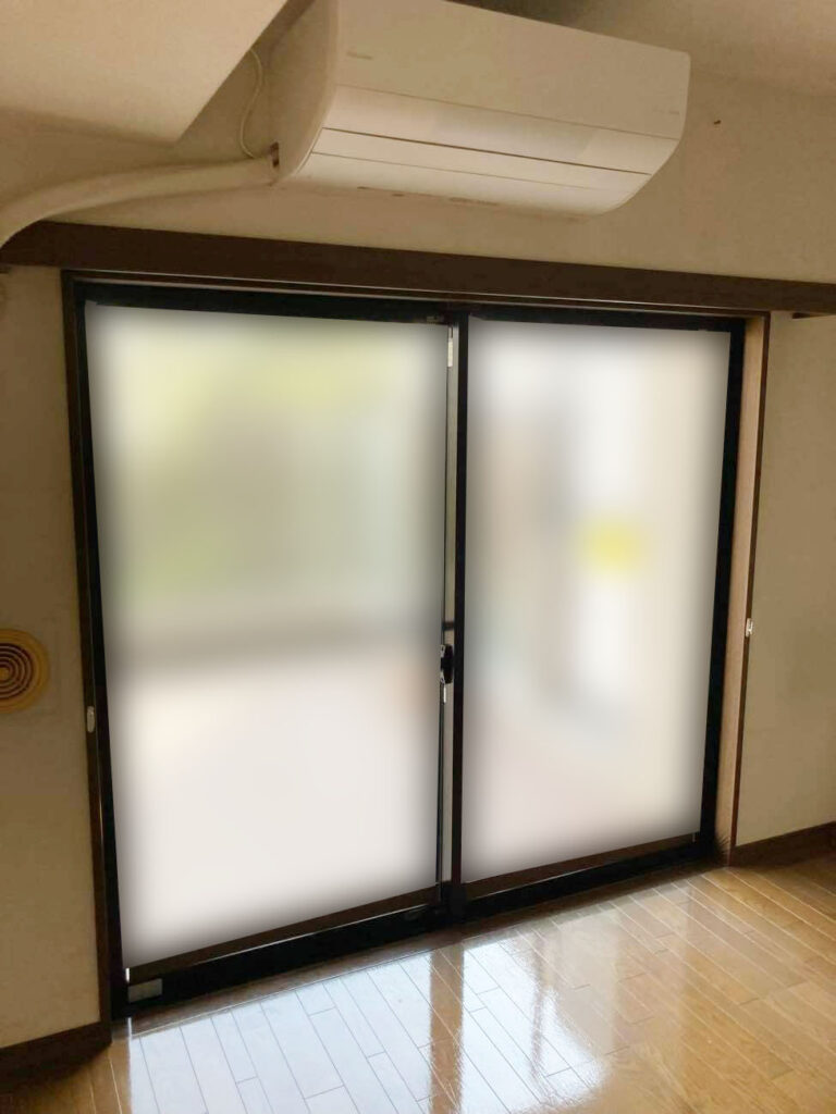 窓枠も新しい内装に合わせて取り替えます。