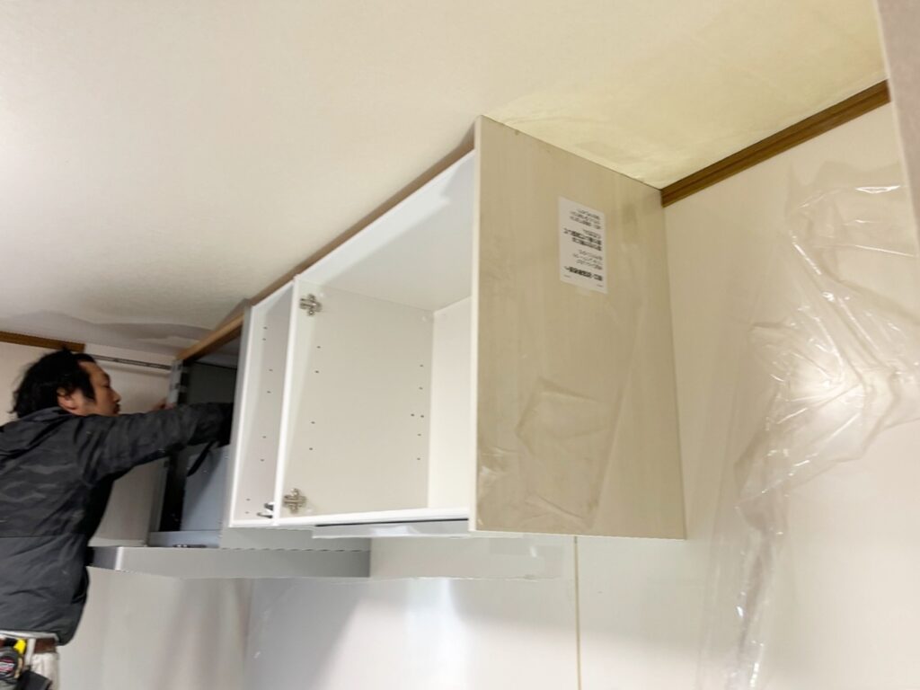 新規吊戸棚を設置しています。