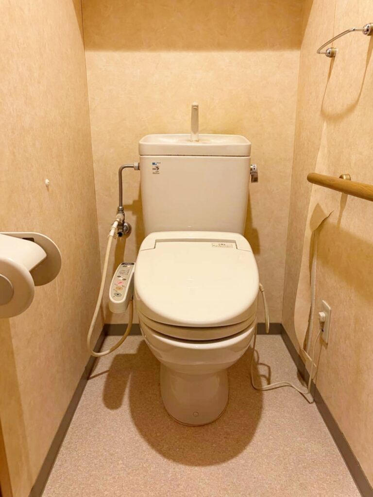 ﾄｲﾚは袖ﾘﾓｺﾝﾀｲﾌﾟで便器奥のお掃除がしづらかったです。