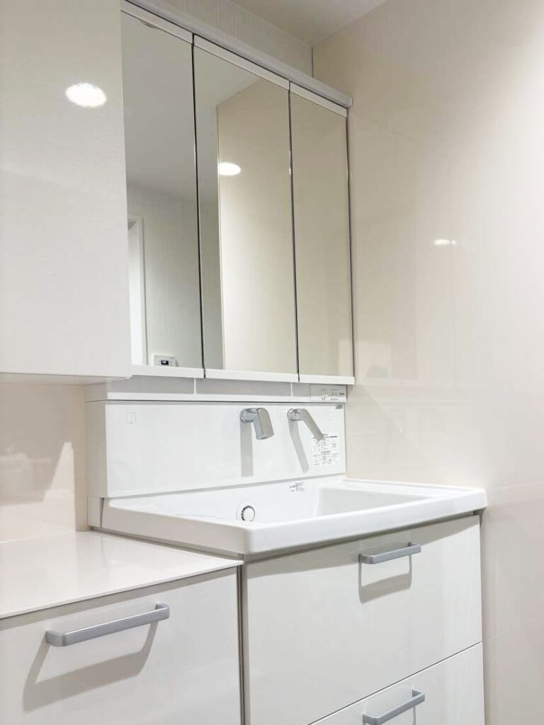 ﾐﾗｰは左右の鏡が手前に引き出せる「ｽｳｨﾝｸﾞ三面鏡」。鏡が手前に引き出せることで、ﾒｲｸ時やｺﾝﾀｸﾄ装着時など、身体が前のめりにならずに使えるので便利です。