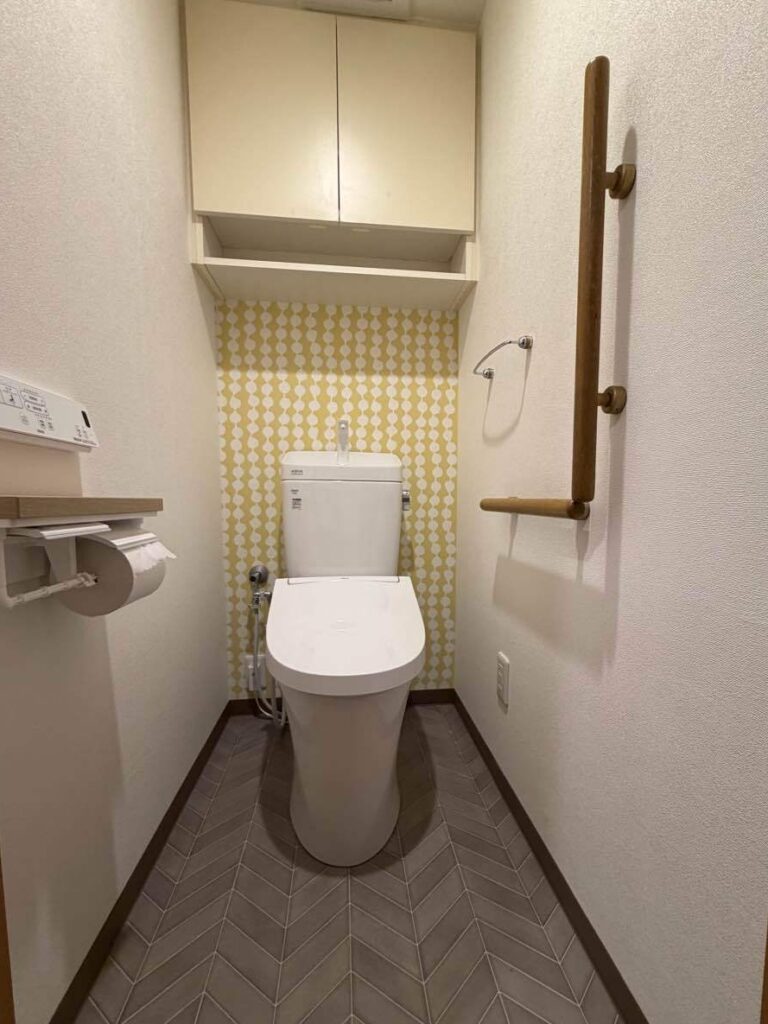 袖ﾘﾓｺﾝから壁ﾘﾓｺﾝ式になったことで、便器の奥のお掃除が楽になりました。ﾀﾝｸ背面のｱｸｾﾝﾄｸﾛｽにはやわらかなｲｴﾛｰﾊﾟﾀｰﾝ。明るく温かみのあるﾄｲﾚ空間に。