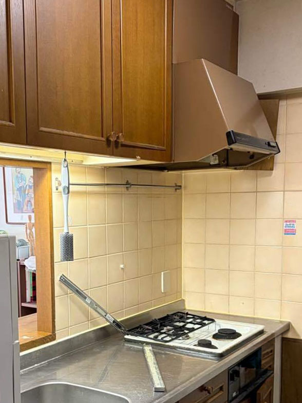 ｺﾝﾛ前には調理器具をぶら下げる金具があり、ﾘﾌｫｰﾑ後も同じように使いたいとお考えでした。