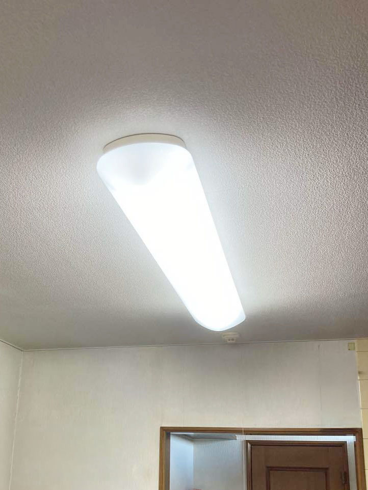 天井照明を取り替えます。