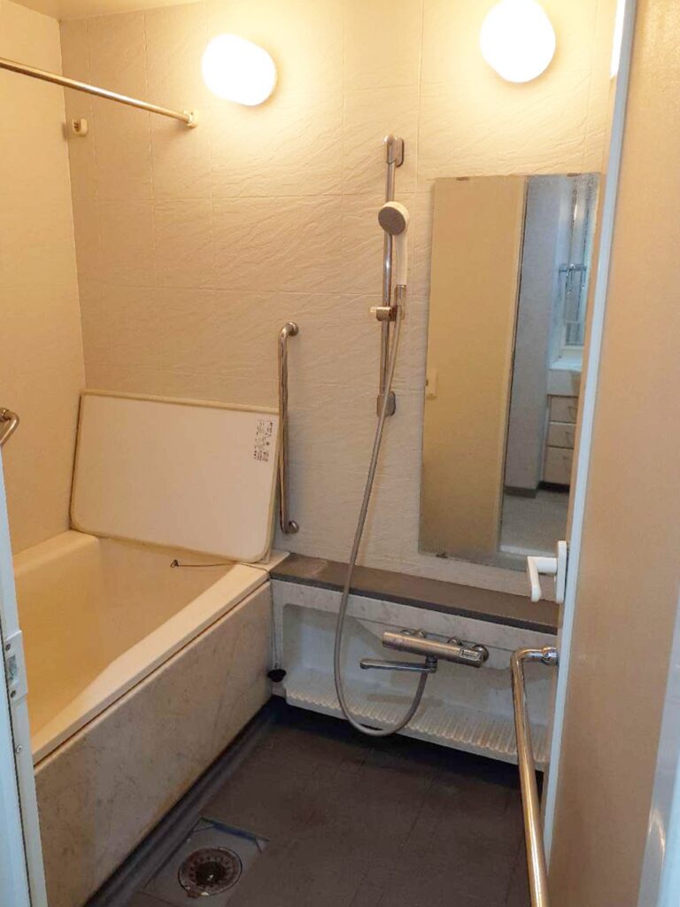 ﾐﾗｰ周りやｼｬﾜｰﾌｯｸなど、壁面に固定されている物の周りは汚れやすいです。