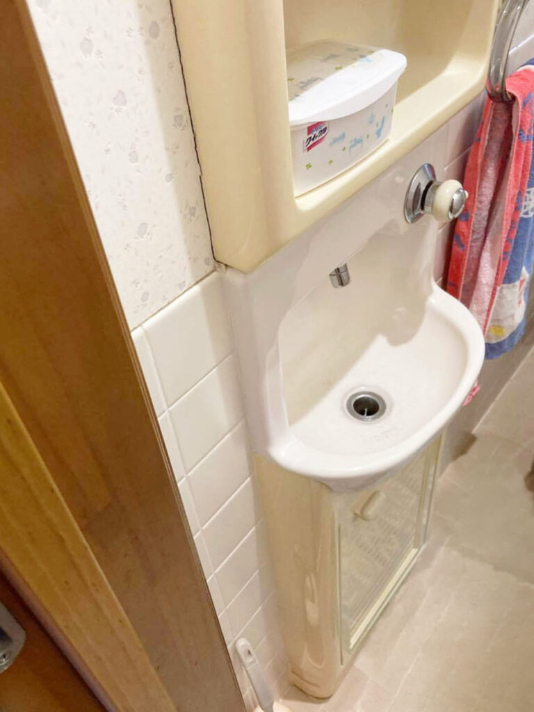 手洗器も取り替えます。