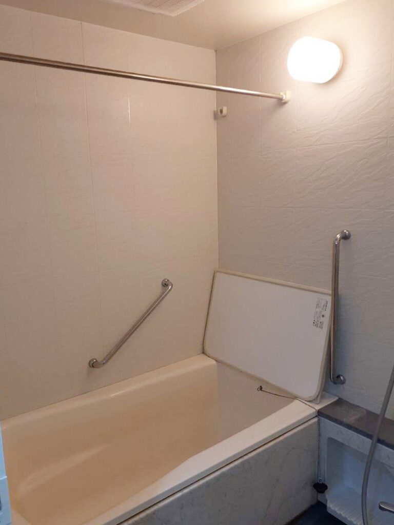 ﾊﾟﾈﾙの目地部分や浴槽との境目などに黒ｶﾋﾞの発生がみられました。普段のお手入れで完全に取り切ることはなかなか難しいです。