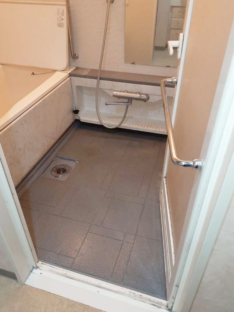 水栓下の棚部分のお掃除が大変でした。