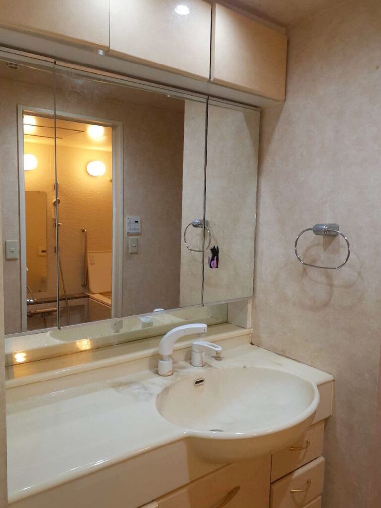 ﾐﾗｰ上部に収納がありましたが、取り出しづらく使い勝手はあまりよくありませんでした。