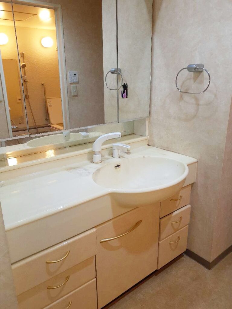 台付水栓の根元やﾁｬｲﾙﾄﾞﾐﾗｰ部分が汚れやすく、お掃除が大変でした。