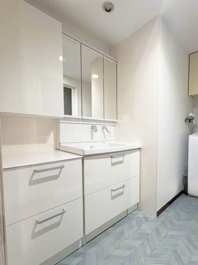 施工前よりも幅を小さくして、空いたｽﾍﾟｰｽにはｻｲﾄﾞｷｬﾋﾞﾈｯﾄを採用。ｶｳﾝﾀｰﾀｲﾌﾟなので作業ｽﾍﾟｰｽが広がり身支度や洗濯時にも使いやすいです。