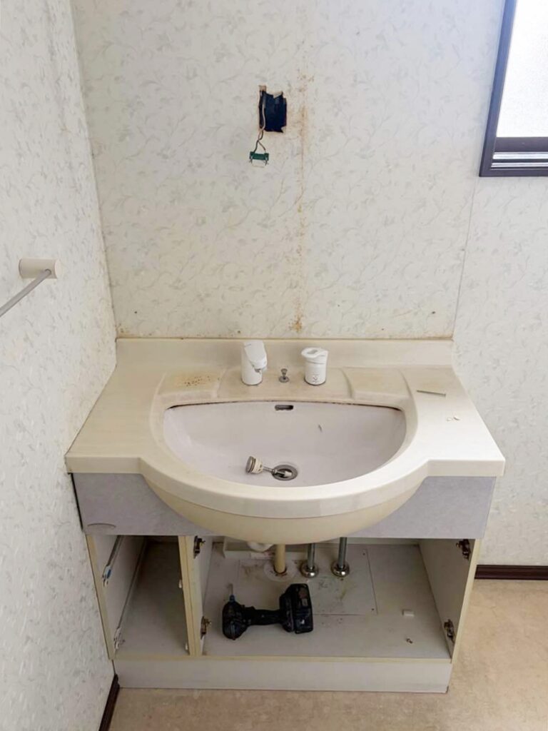 洗面台下台解体。