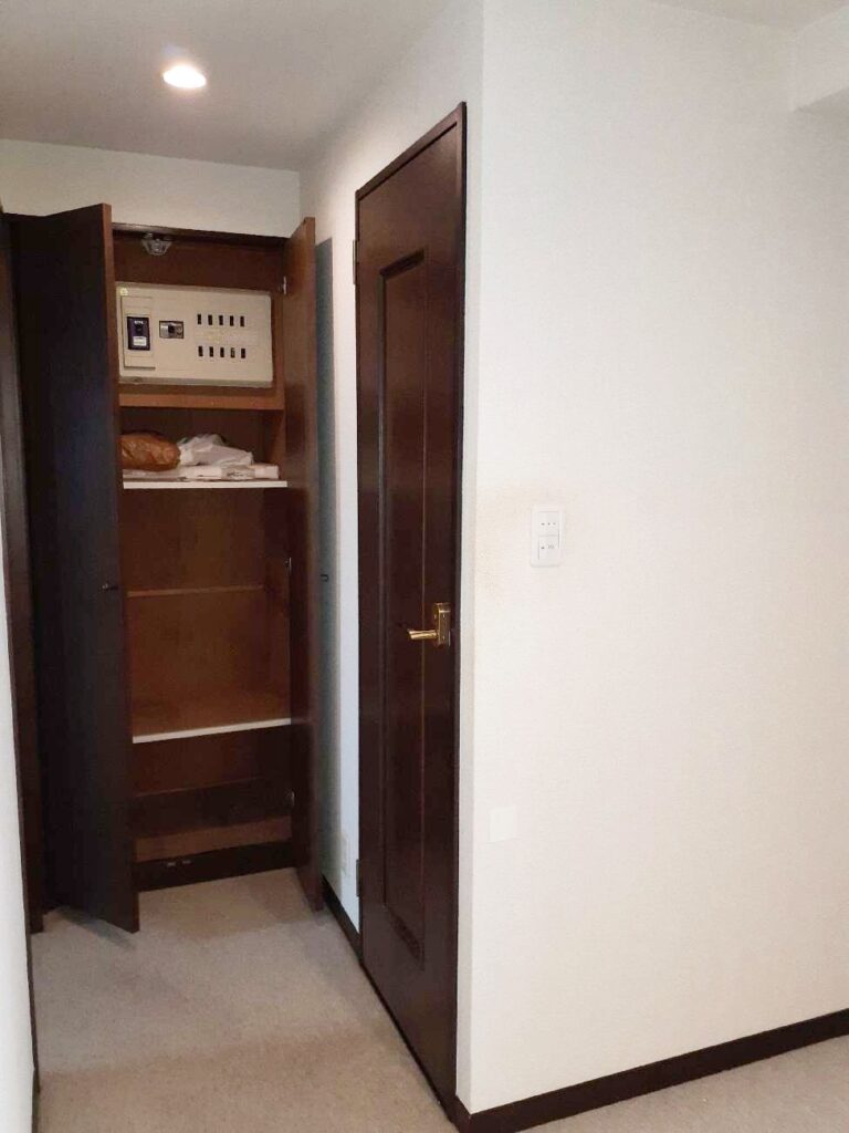 ﾄｲﾚのﾄﾞｱ。両方開くと、扉同士がぶつかってしまいます。