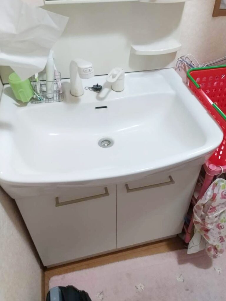 水栓が立ち上がった形状の台付水栓。かがまないと洗顔が出来ないため身体への負担が大きいです。