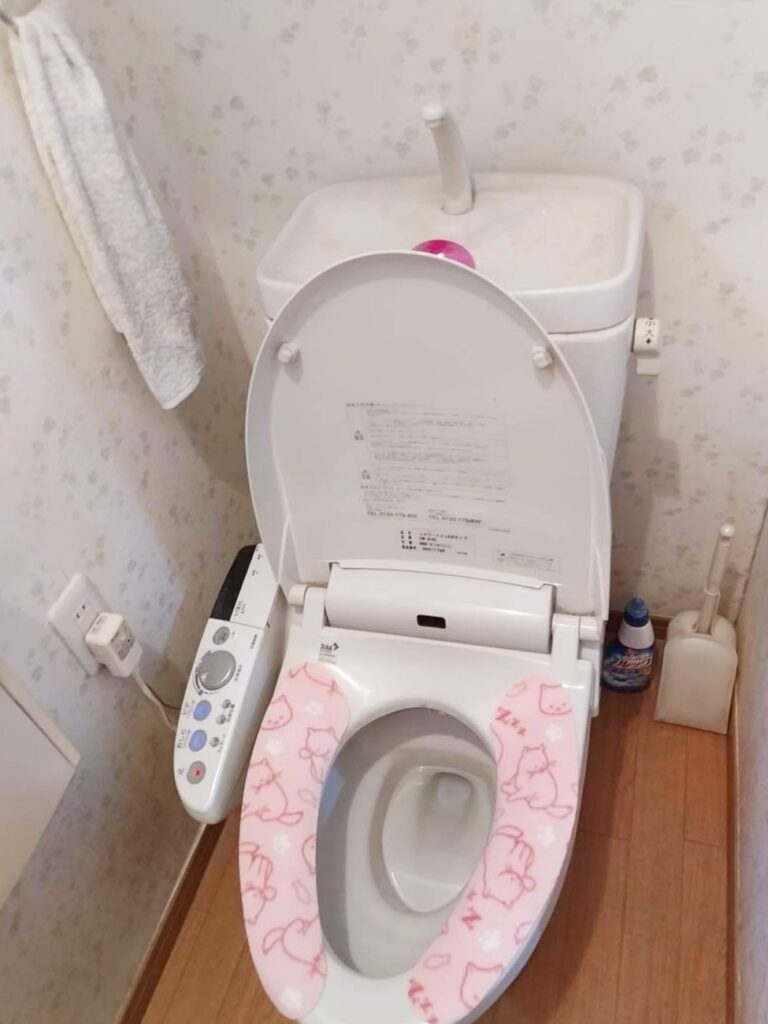 ﾄｲﾚは便座が袖ﾘﾓｺﾝ式で、操作はしやすいですが便器の奥側のお掃除がしづらかったです。