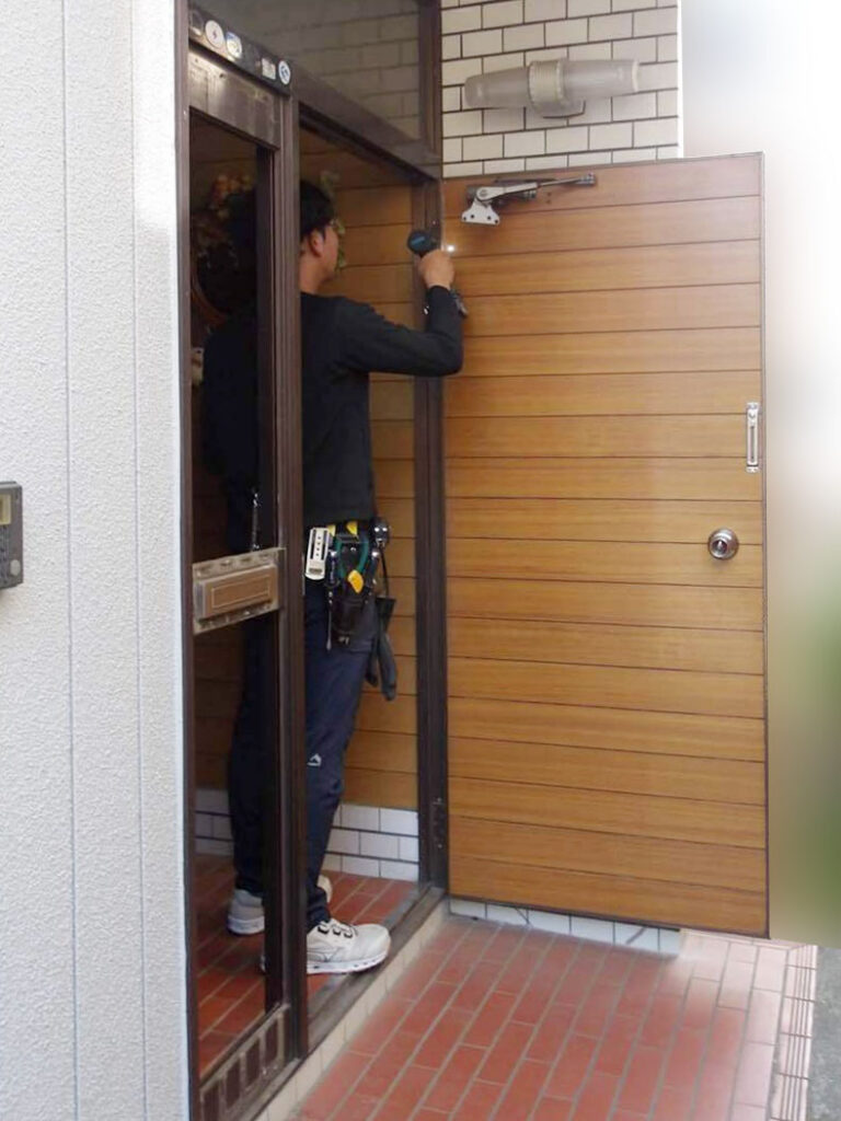 既存の玄関ﾄﾞｱを取り外しています。