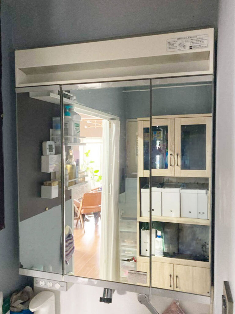 洗面台(ﾐﾗｰｷｬﾋﾞﾈｯﾄ)施工前。