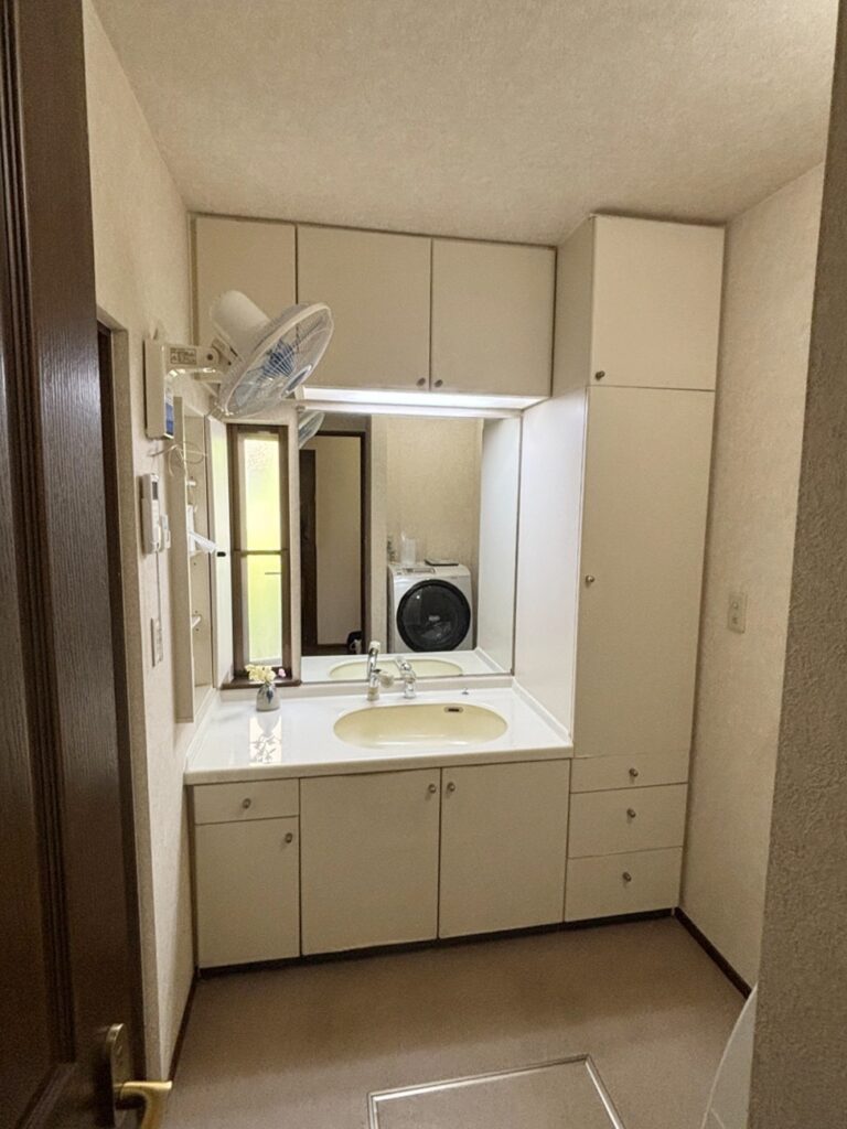 洗面台施工前。