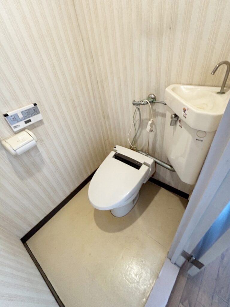 施工前のﾄｲﾚ。古いﾄｲﾚだったため、洗浄の際の水量が多く、経済的ではありませんでした。