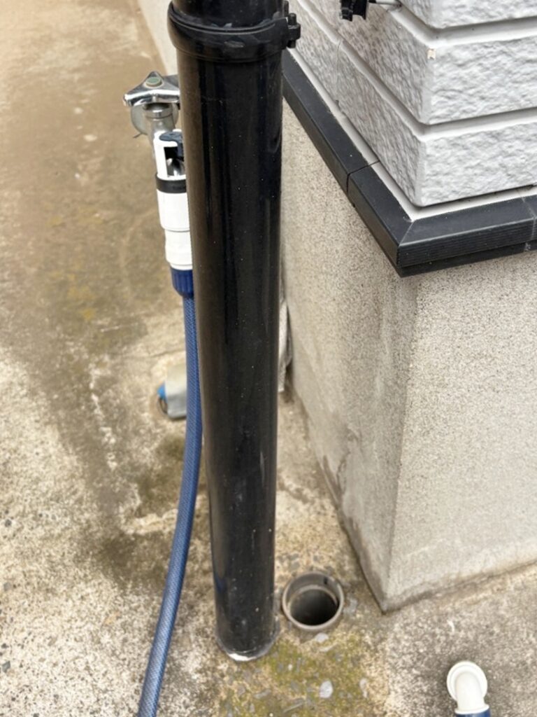 雨樋の根元が外れてしまっていました。