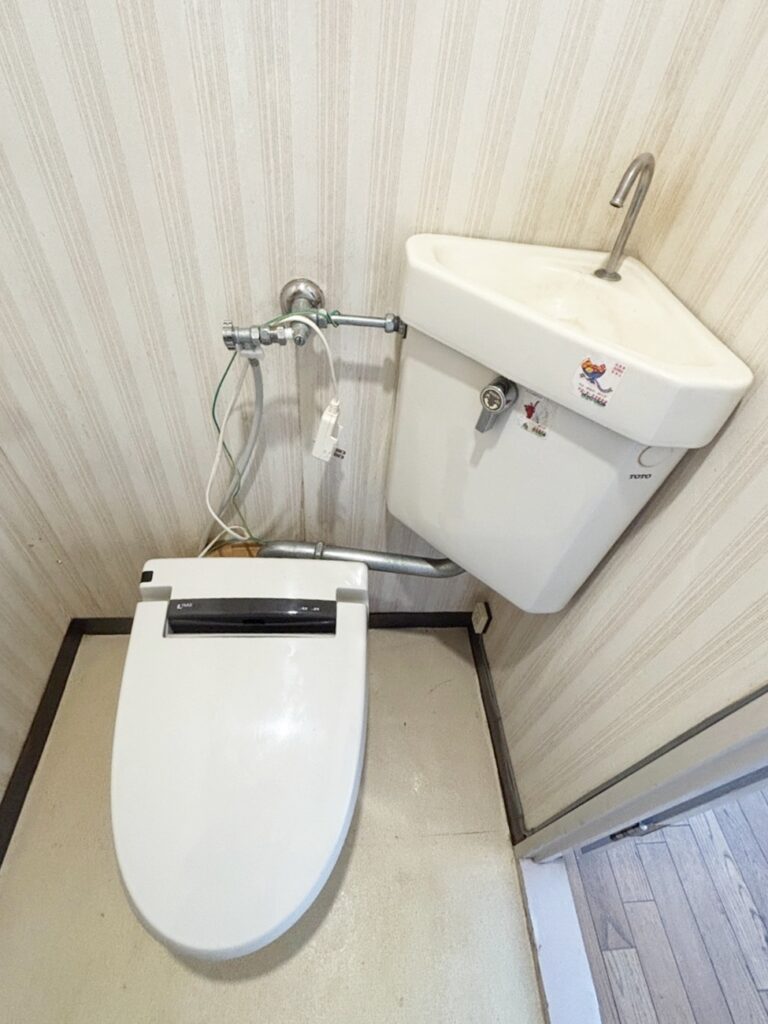 隅付ﾀﾝｸはｺﾝﾊﾟｸﾄなので、狭いﾄｲﾚ空間も広く使うことが出来ますが配管などが多く、お掃除が大変でした。