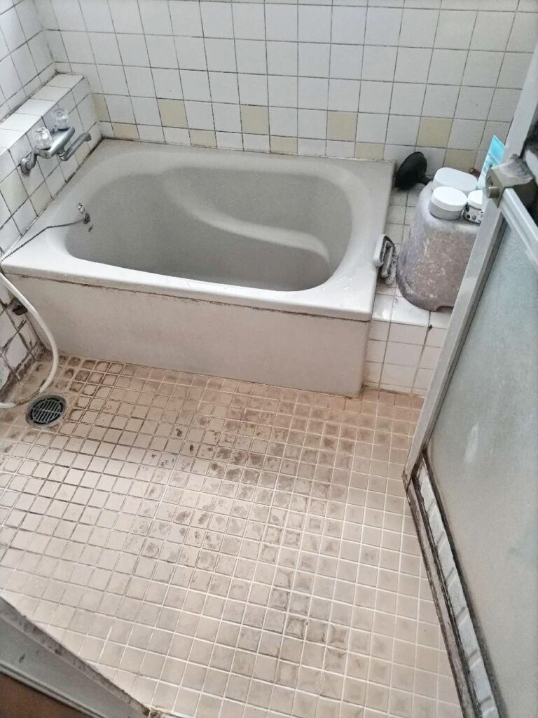 床や壁の汚れが落ちづらく、黒くなっていました。