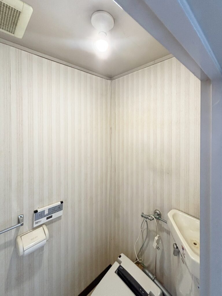 ﾄｲﾚ取り替えとともに壁ｸﾛｽも貼り替えます。