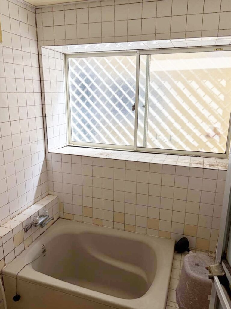大きな窓は換気には便利ですが、熱の出入りが激しいので、冬場には寒さの原因にもなります。また、出窓が下がってきていることを気にされていました。
