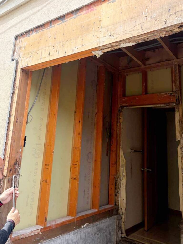白蟻被害箇所を全て解体撤去し、壁を作り直します。