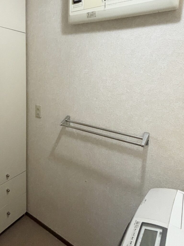 ﾀｵﾙ掛けを取り替えます。