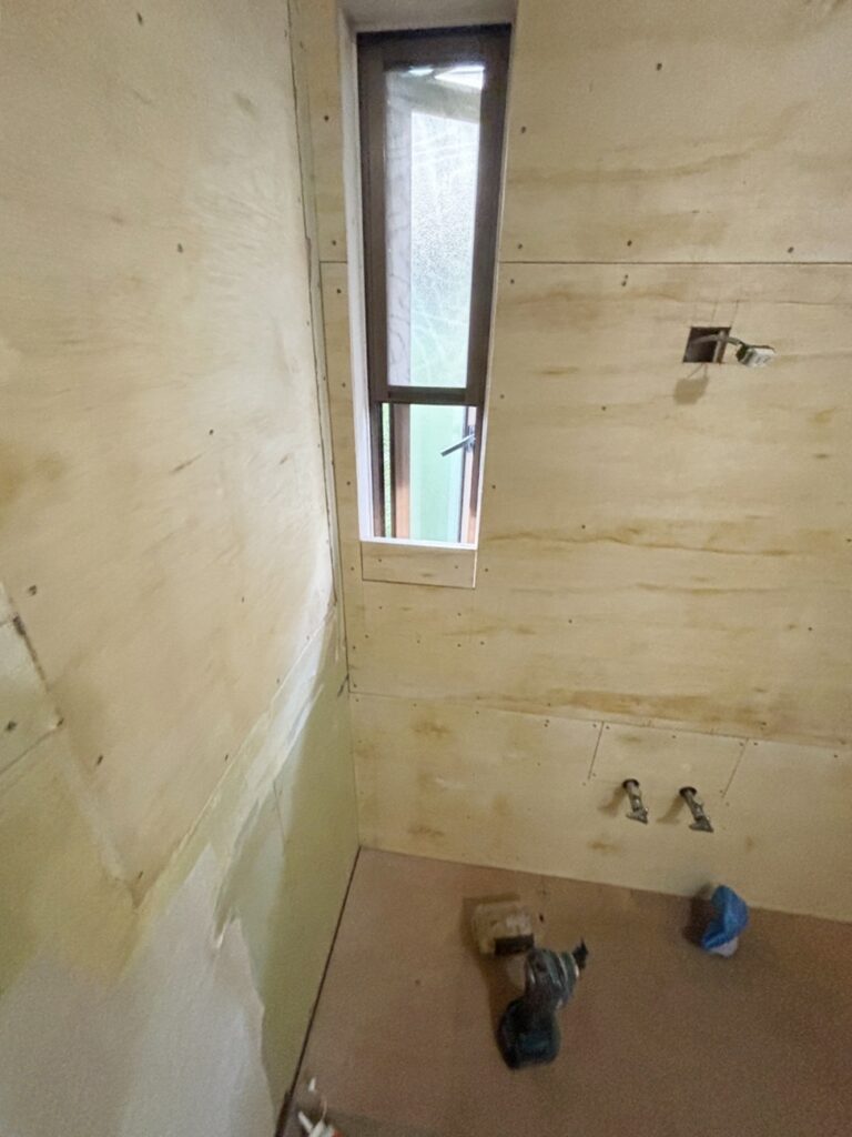 新しく設置する洗面台の高さに合わせて、窓枠をｶｯﾄし、壁を作成しています。
