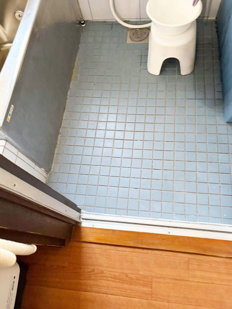 洗面所との間の出入口の段差が高く、躓き転んでしまう危険がありました。