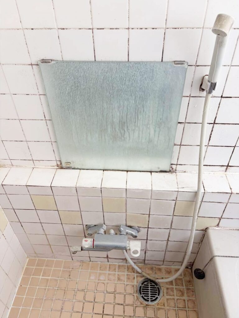 鏡や水栓金具に水ｱｶの付着がみられました。
