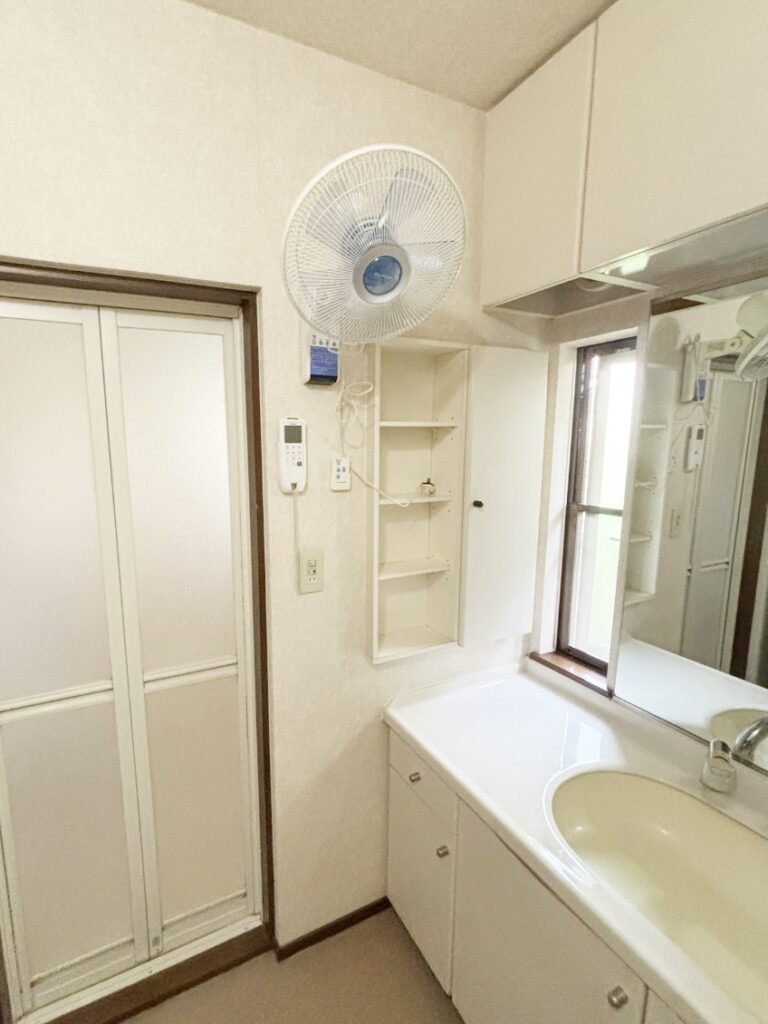 洗面台脇の埋込収納は撤去します。